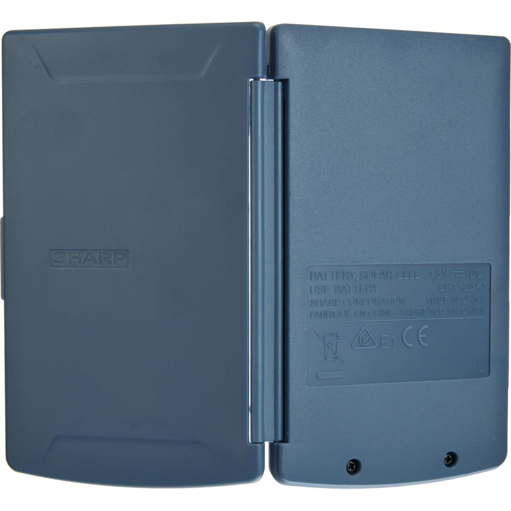 Niebieski tył kalkulatora Sharp z informacjami o baterii i ogniwie słonecznym.