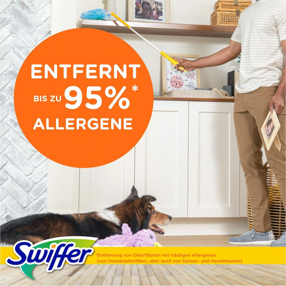 Mann reinigt mit Swiffer Staubfänger. Hund liegt daneben.