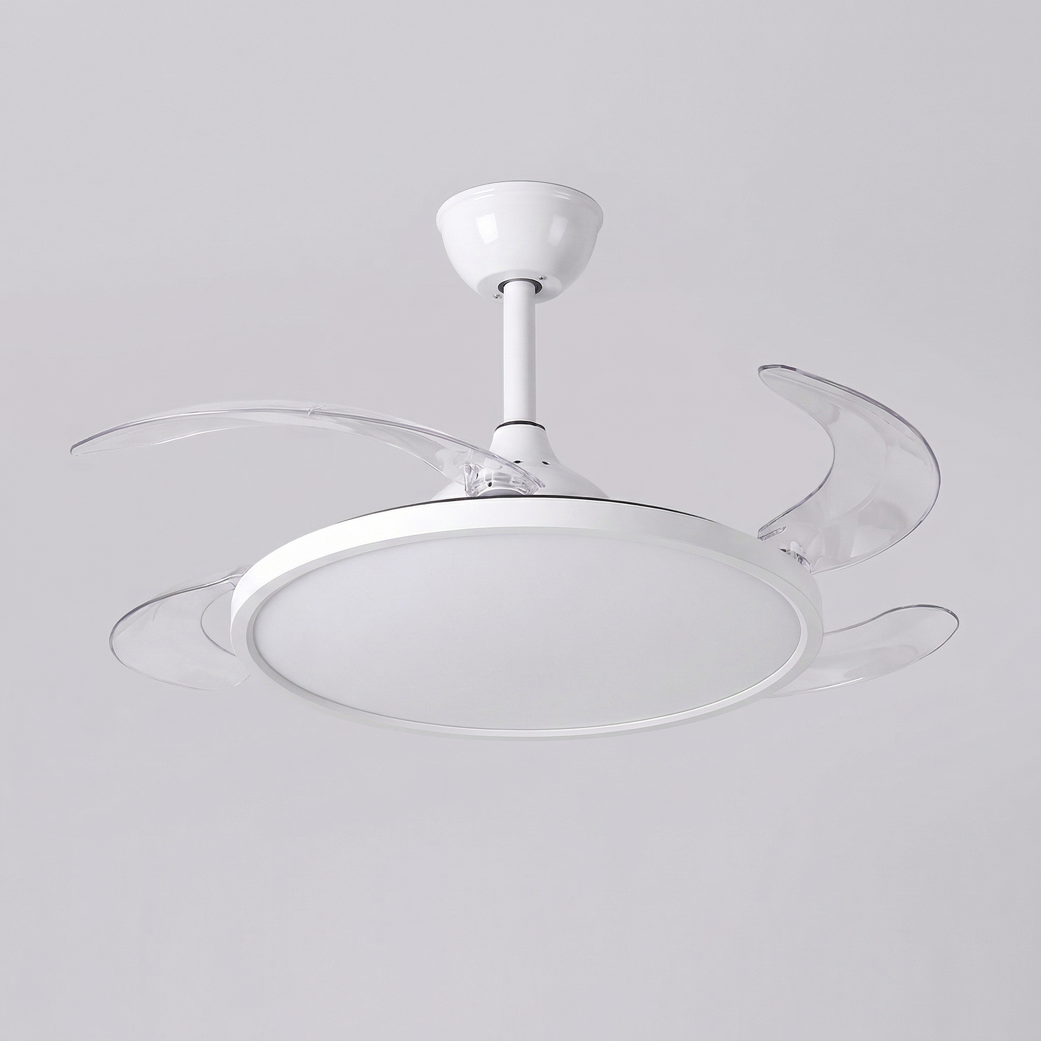 Ventilador de techo con aspas retráctiles transparentes y luz LED integrada.