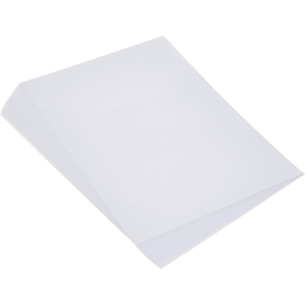 Stos białych kartek papieru leży na białym tle.