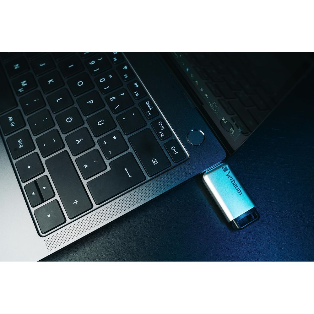 Srebrny pendrive Verbatim jest podłączony do laptopa.