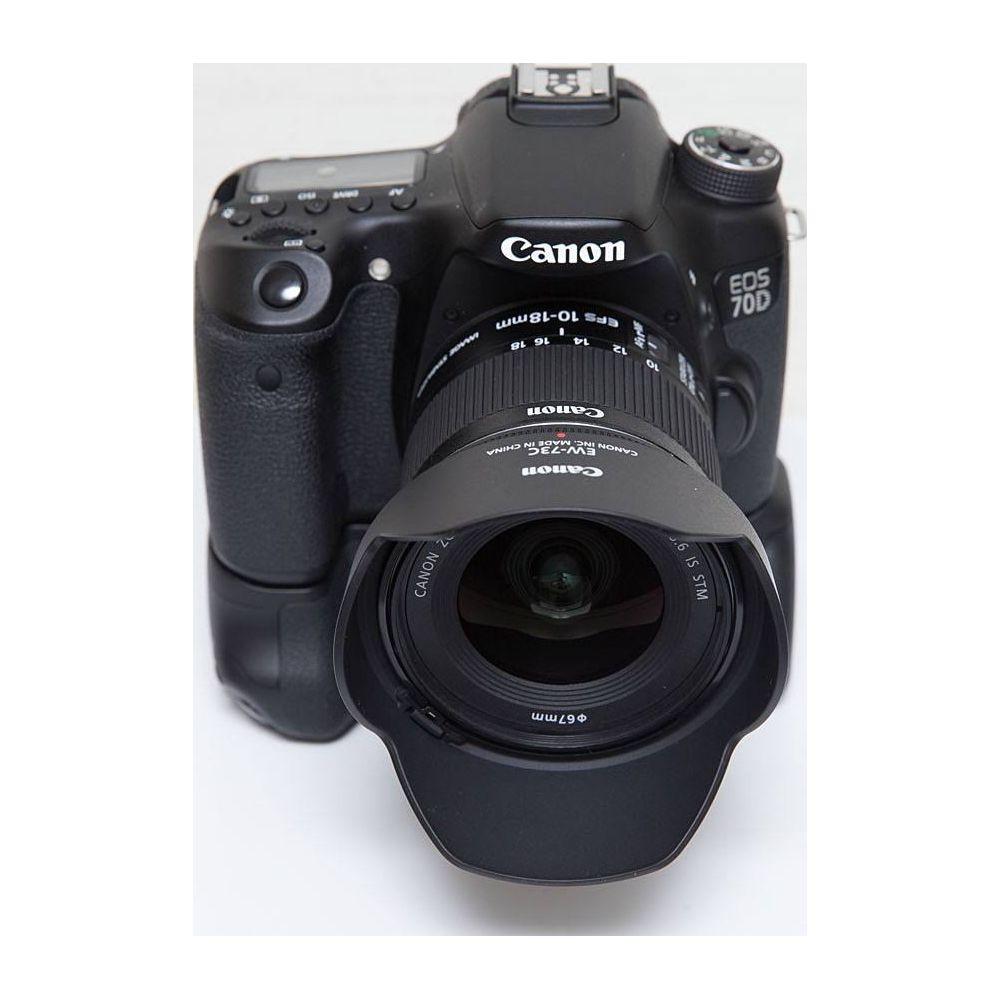 Eine schwarze Canon EOS 70D Kamera mit einem Zoomobjektiv ist auf weißem Hintergrund abgebildet.