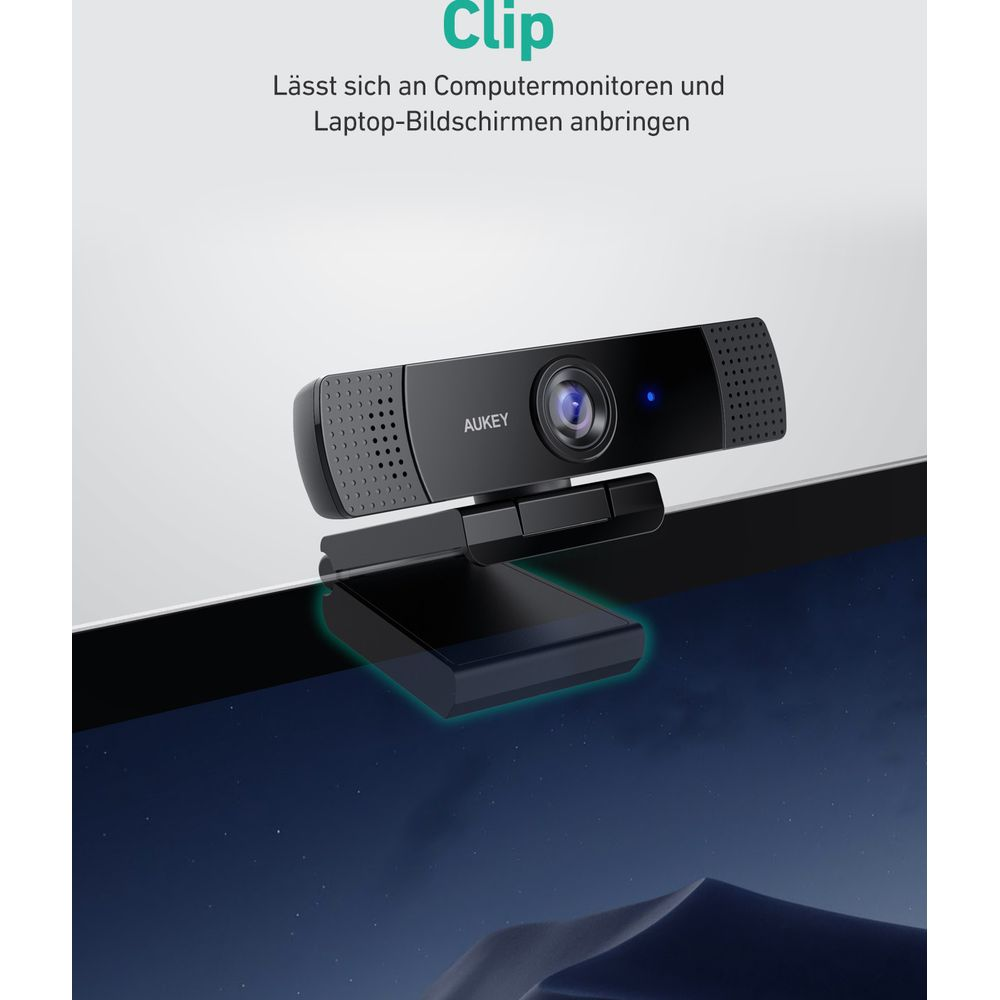 Eine AUKEY Webcam sitzt auf einem Laptop-Bildschirm. Der Text lautet 'Clip'.