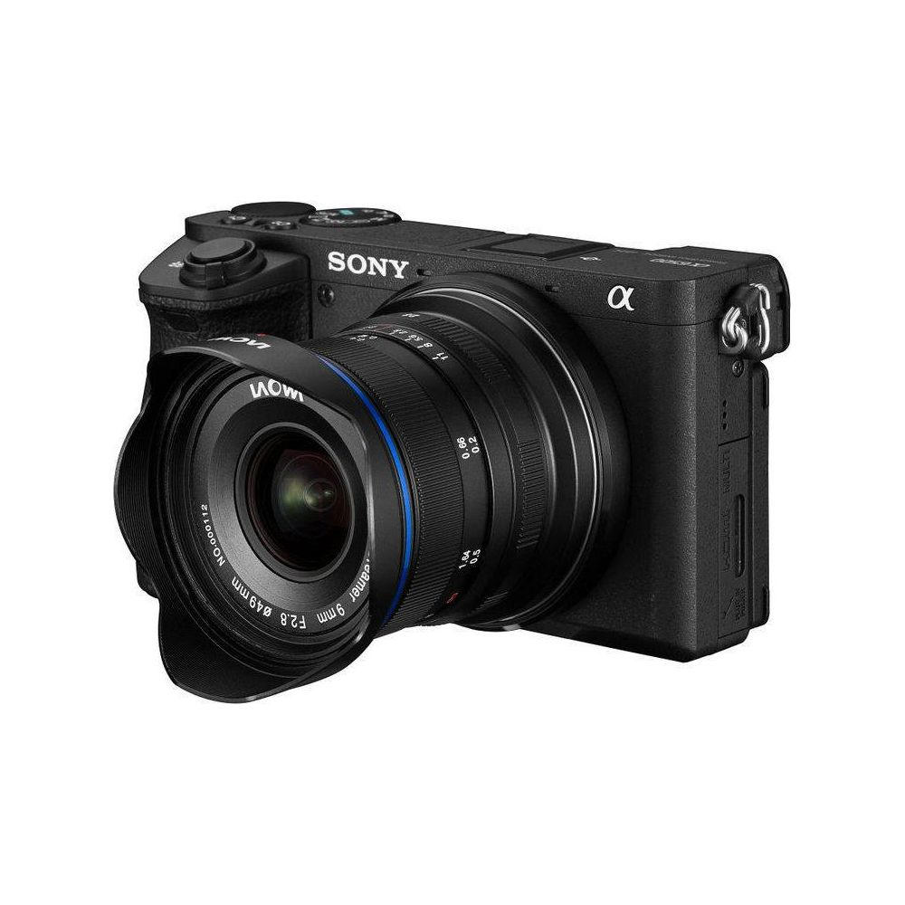 Czarny aparat Sony Alpha z obiektywem szerokokątnym, zbliżenie na białym tle.