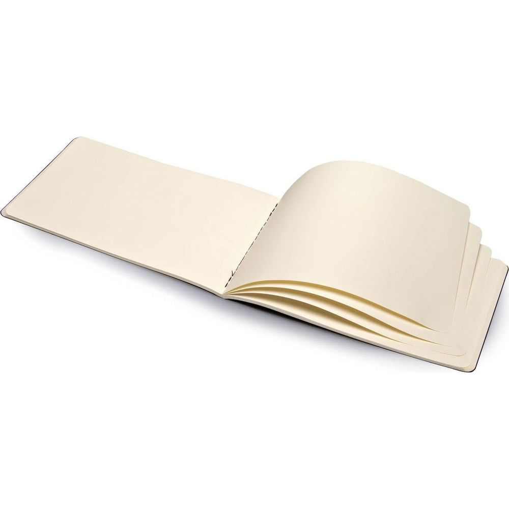 Otwarty szkicownik z kremowymi kartkami na białym tle.