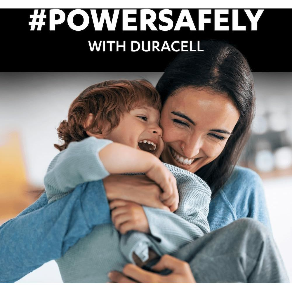 Kobieta i dziecko przytulają się radośnie.