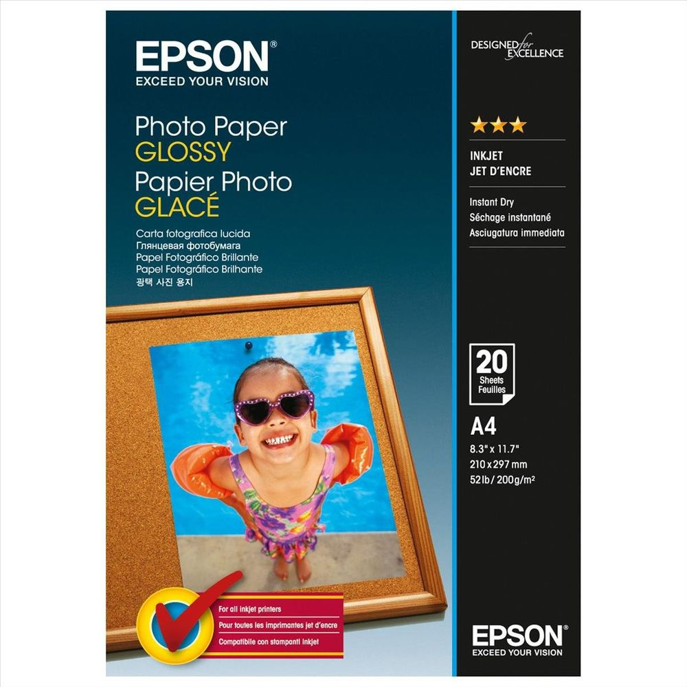 Opakowanie papieru fotograficznego Epson z zdjęciem uśmiechniętej dziewczynki przy basenie.