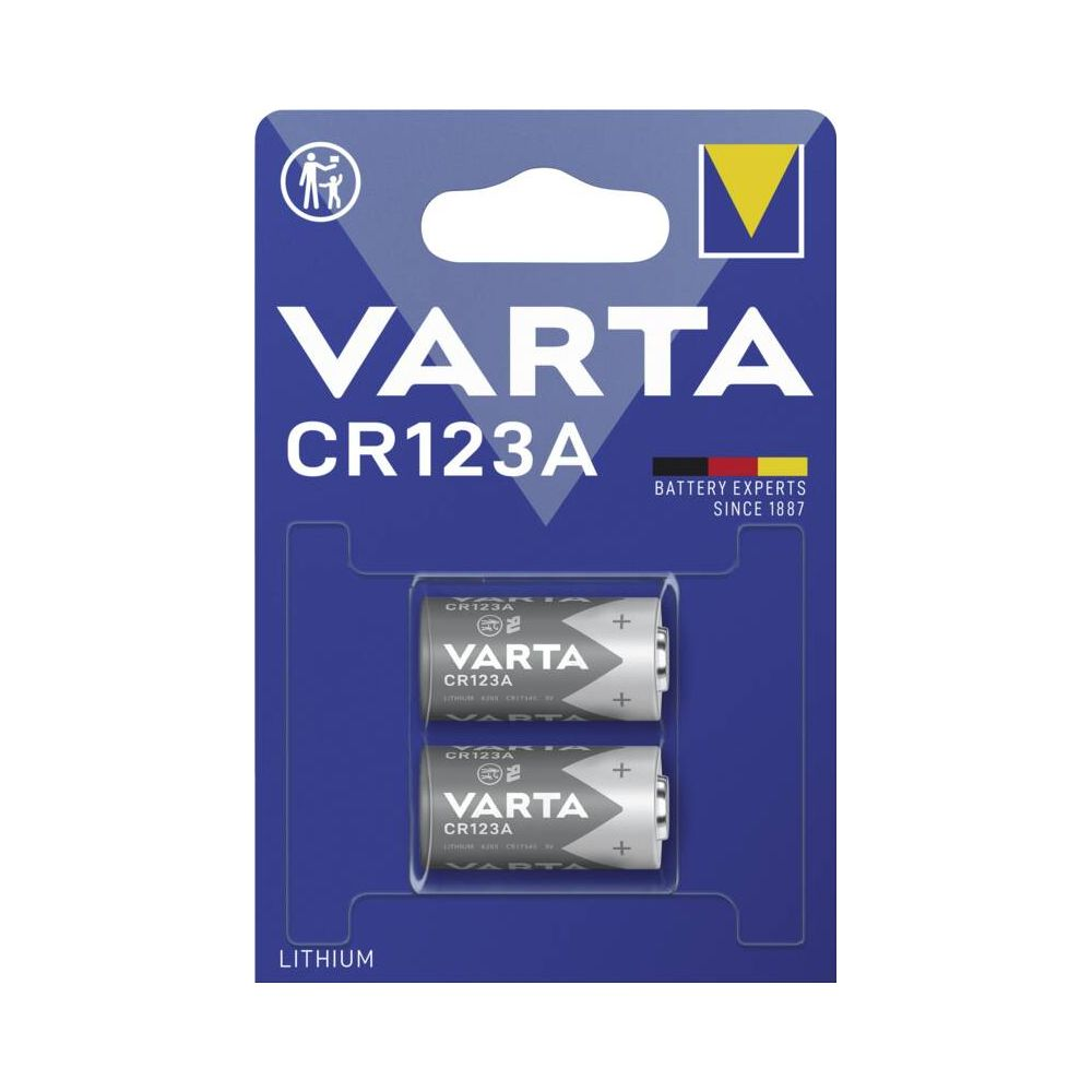 Dwa litowe akumulatory Varta CR123A w opakowaniu.