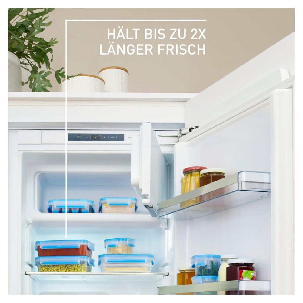 Ein offener Kühlschrank mit Lebensmittelbehältern und Gläsern.