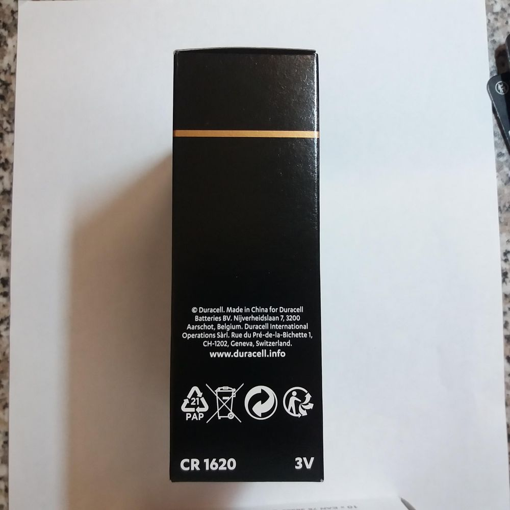 Czarne pudełko Duracell z napisem CR 1620 3V i symbolami recyklingu.