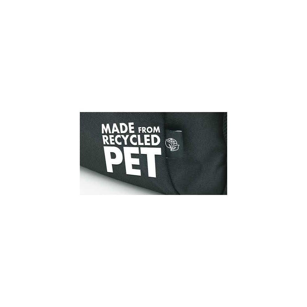 Schwarzer Stoff mit weißem Aufdruck 'MADE FROM RECYCLED PET'.