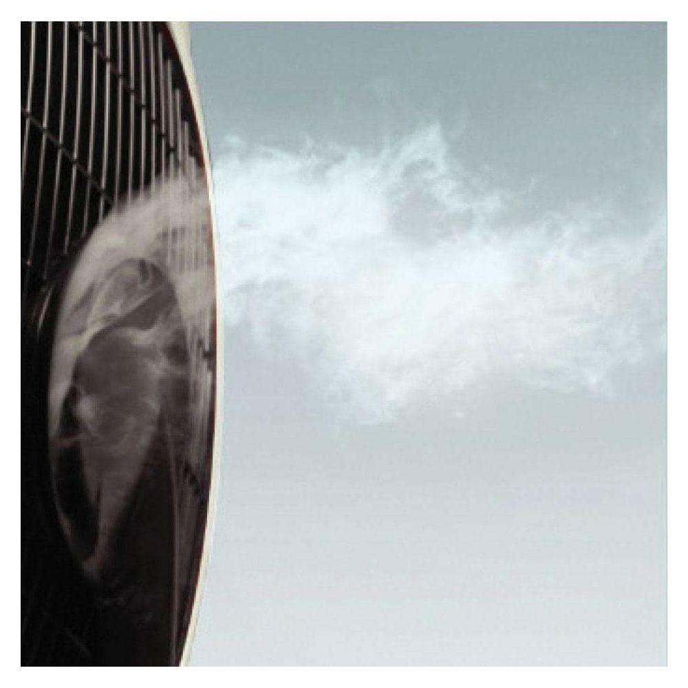 Grille de ventilateur avec brume se dispersant vers la droite.