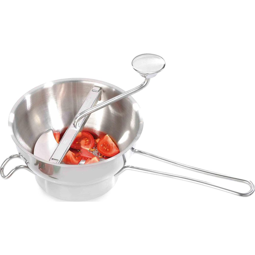 Edelstahl-Passiermühle mit Tomatenstücken und Kurbel.