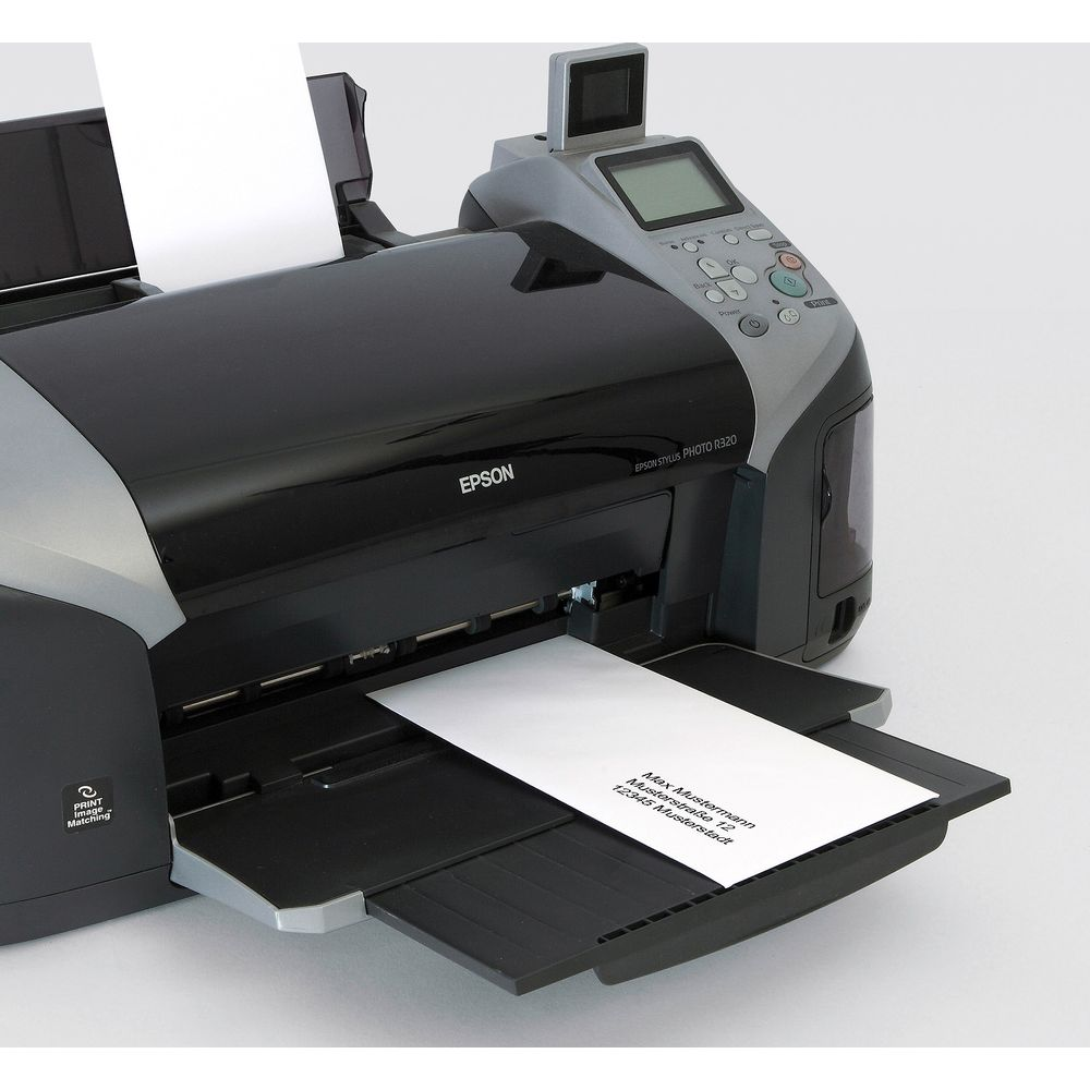 Ein schwarzer Epson Drucker druckt ein weißes Kuvert mit Adresse.