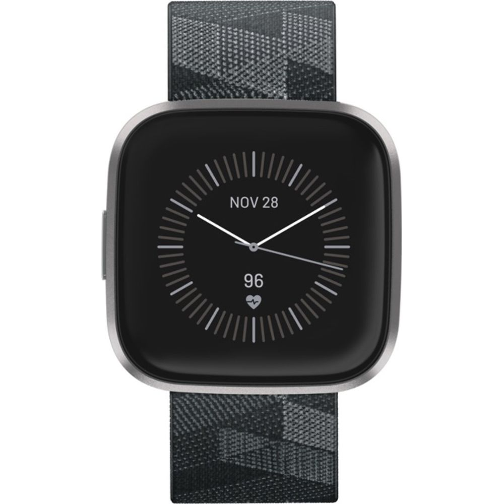 Un reloj inteligente gris con correa de patrón gris y negro y pantalla digital.