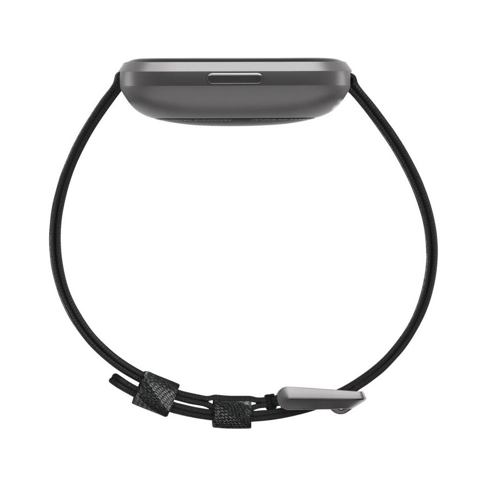Reloj inteligente gris con correa de tela negra y cierre metálico.
