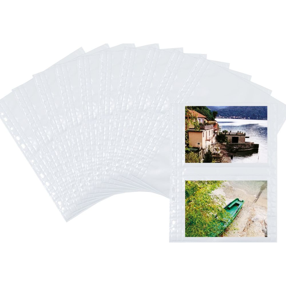 Ein Stapel transparenter Hüllen mit zwei eingefügten Fotos, eines mit Häusern am Wasser, eines mit einem Boot.