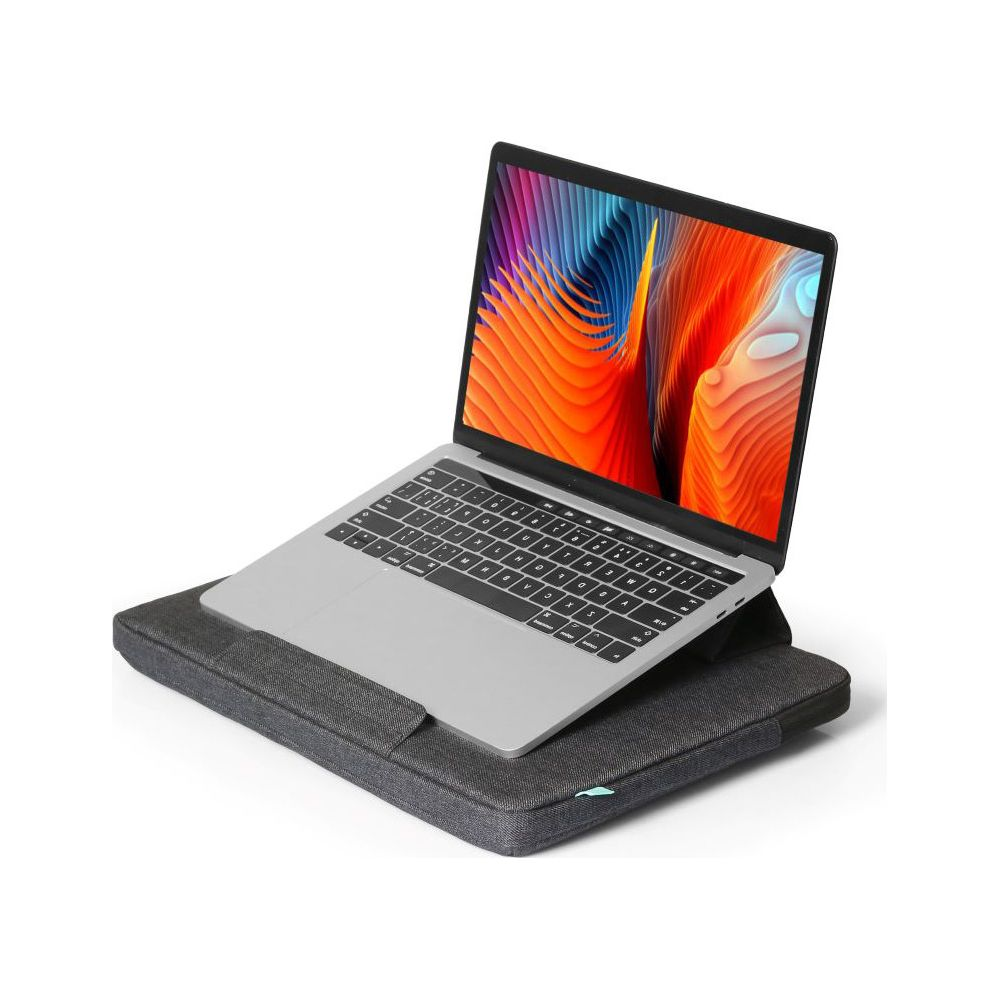 Un laptop su un supporto a cuscino grigio con sfondo colorato.