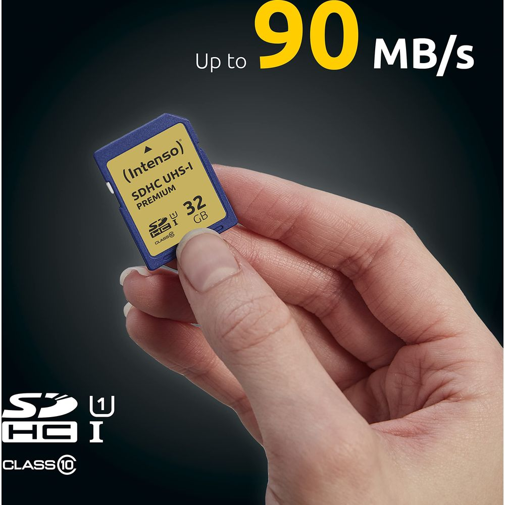 Eine Hand hält eine blaue 32 GB SDHC-Speicherkarte mit Aufdruck.