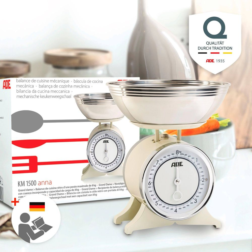 Una bilancia da cucina retrò color crema con ciotola in acciaio inox e quadrante nero.