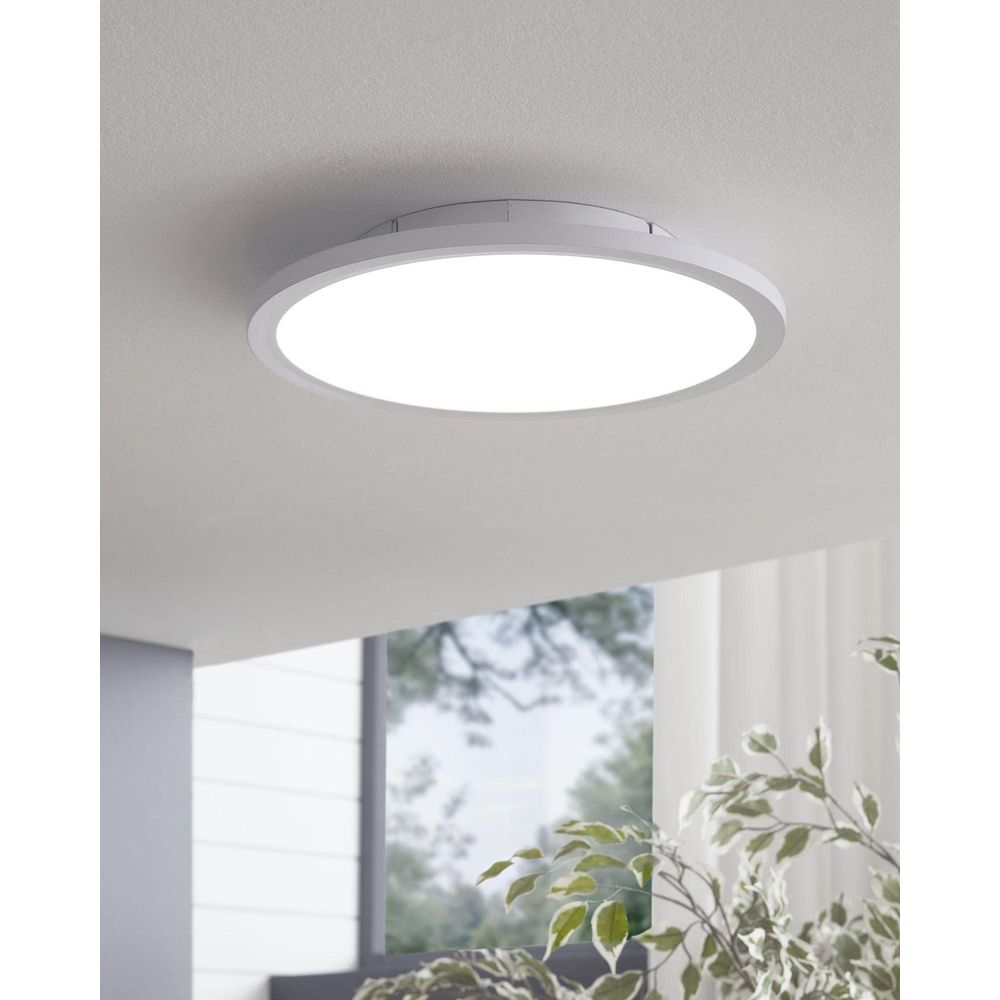 Una moderna lampada da soffitto bianca è montata su un soffitto bianco.
