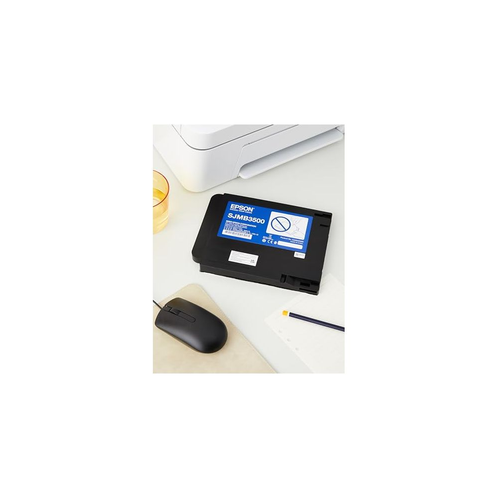Una cartuccia d'inchiostro Epson SJMB3500 nera su una scrivania con mouse e stampante.