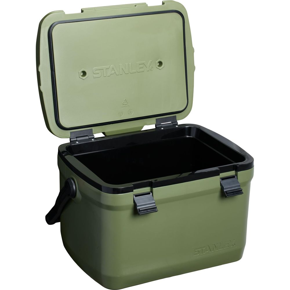 Borsa frigo Stanley verde con coperchio aperto, manico nero e chiusure nere.