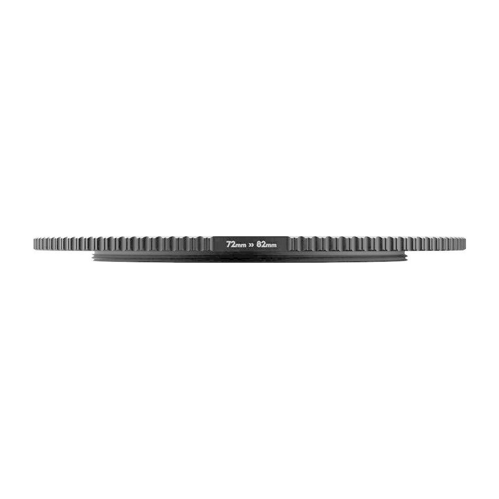 Une bague d'adaptation noire marquée 72mm <gt/><gt/> 82mm.