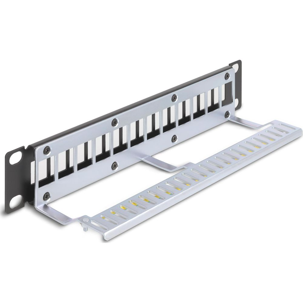 Ein silberner Patchpanel-Halter mit mehreren Schlitzen und einem Kabelmanagementarm.