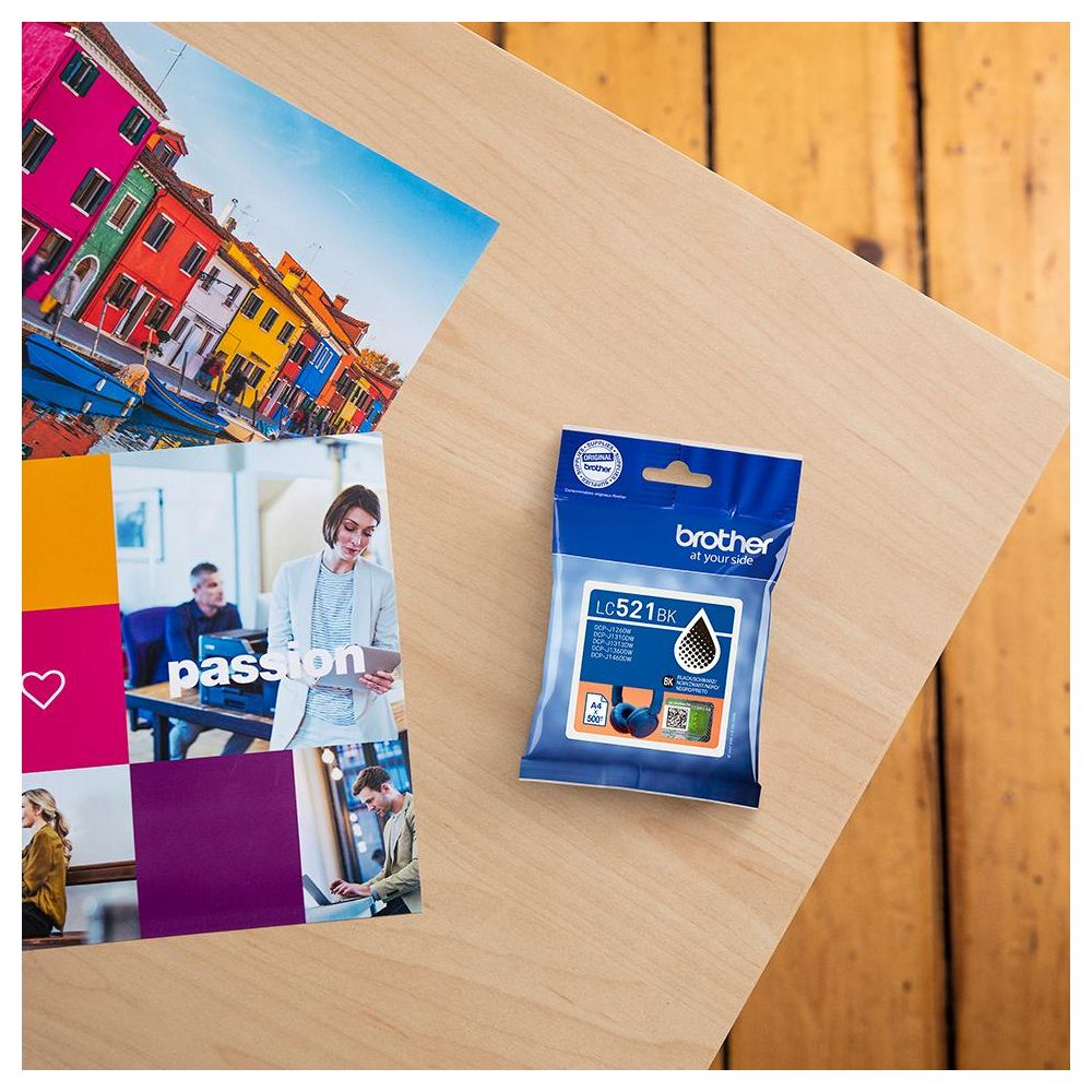 Opakowanie wkładu atramentowego Brother LC521BK i kolaż zdjęć na drewnianym blacie stołu.