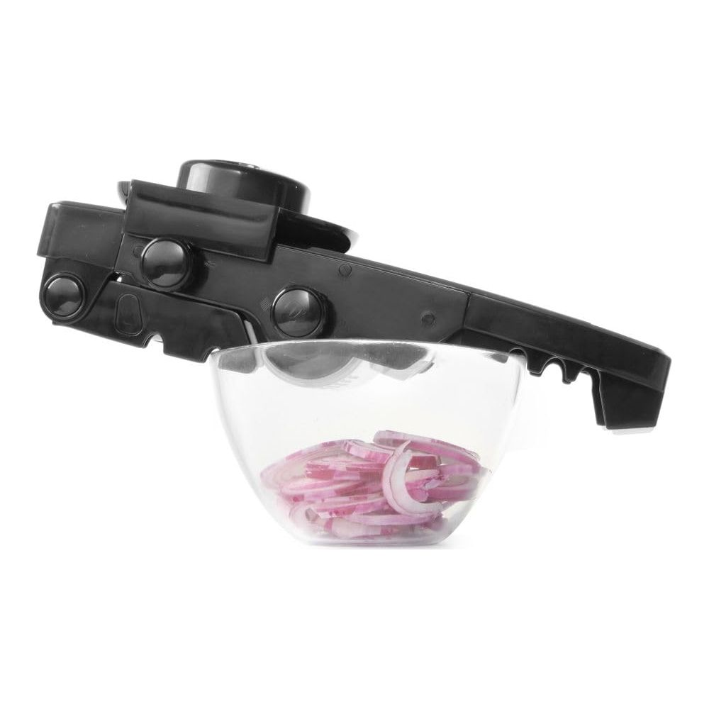 Ein schwarzer Zwiebelschneider sitzt über einer Glasschüssel mit roten Zwiebelringen.