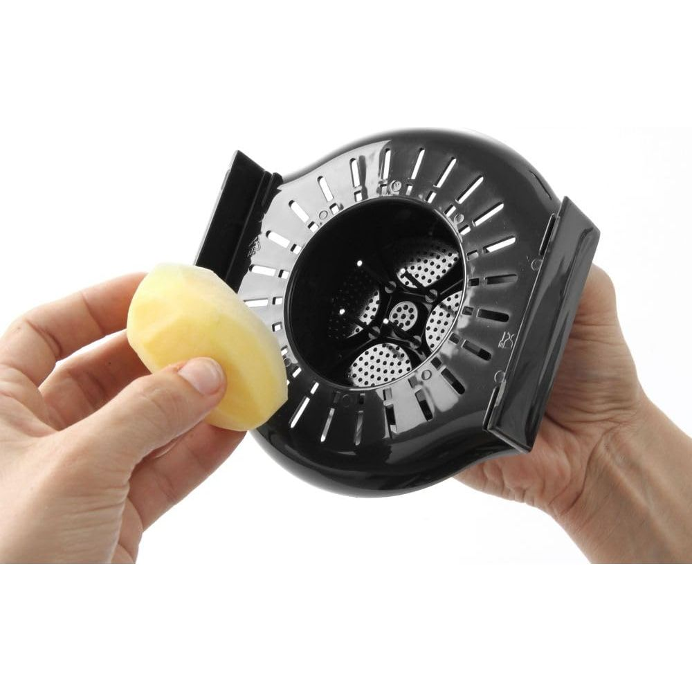 Eine Hand hält eine geschälte Kartoffel neben einem schwarzen Spiralschneider.