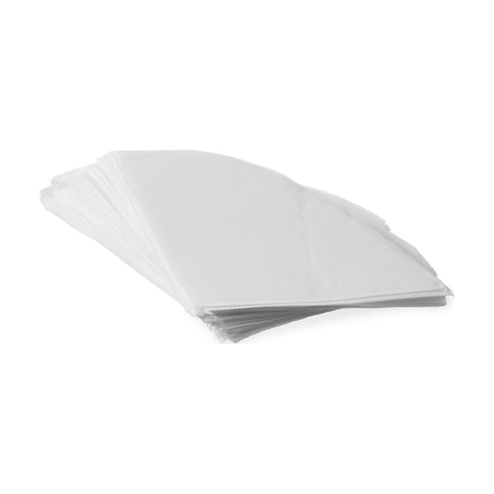 Una pila di carta pergamena bianca traslucida o fogli da forno è disposta su uno sfondo bianco, vista da un'angolazione.
