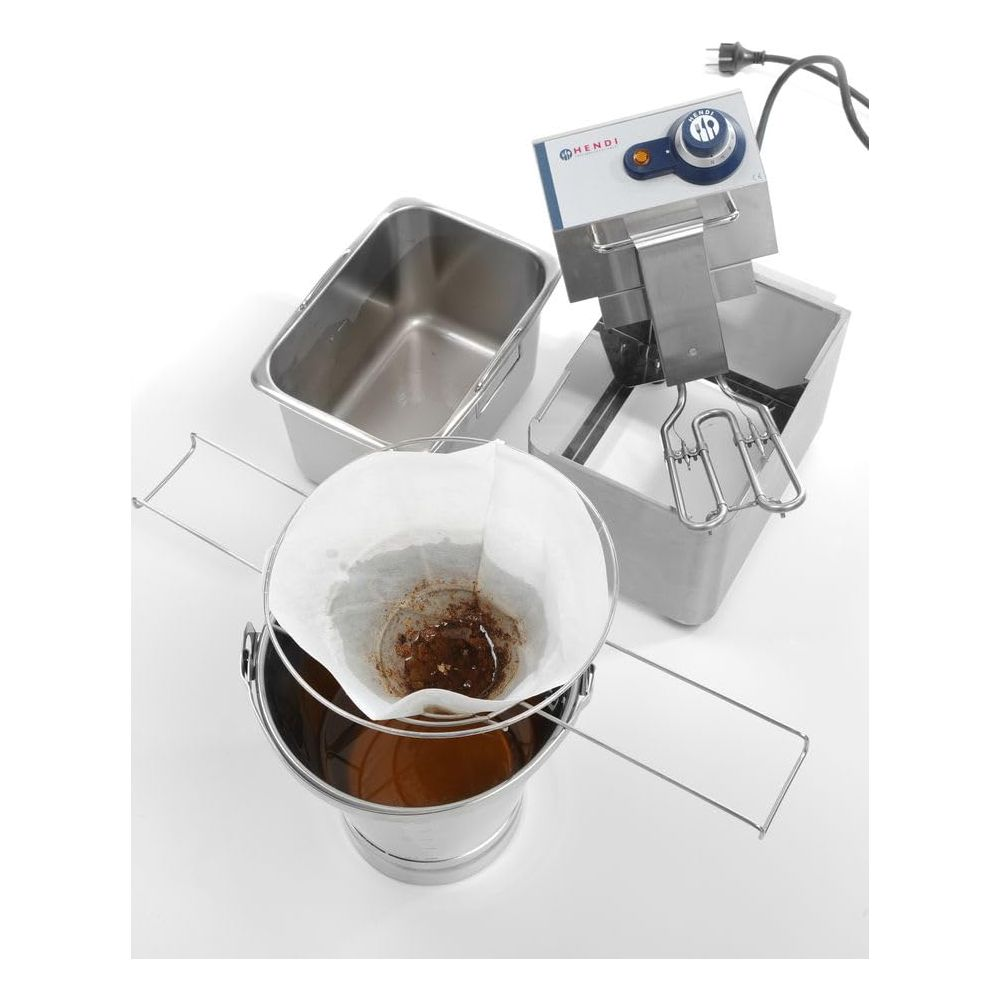 Un sistema di filtro per caffè con un secchio di metallo, carta da filtro e due contenitori in acciaio inossidabile.
