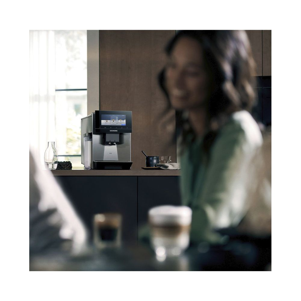 Ekspres do kawy z ekranem dotykowym stoi na blacie kuchennym.