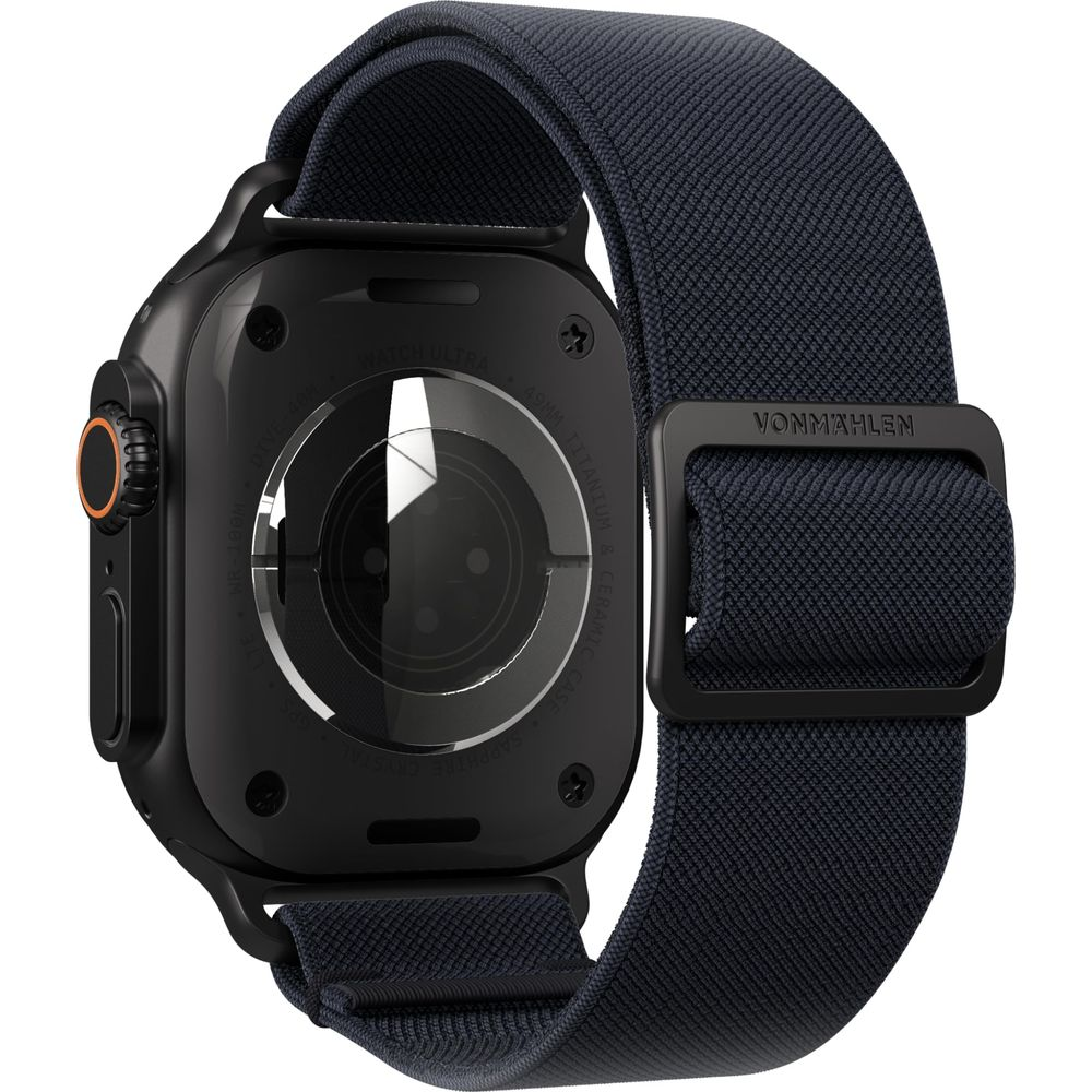 Un Apple Watch Ultra nero con cinturino in tessuto blu scuro. Il retro è visibile.