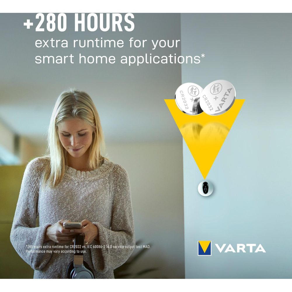 Eine Frau mit Handy und Kopfhörern neben Varta-Batterien und einem Smart-Home-Gerät.