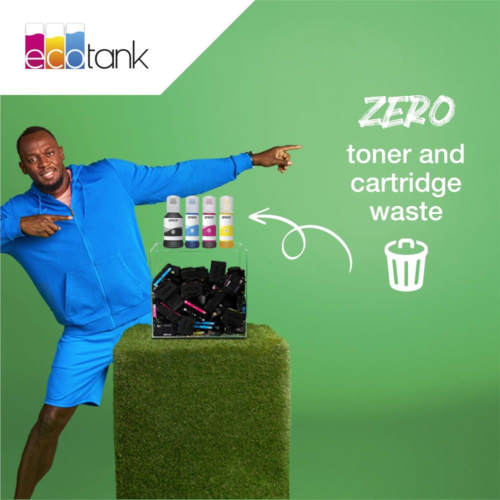 Mężczyzna w niebieskiej bluzie wskazuje na butelki z tuszem i puste wkłady tonerowe.