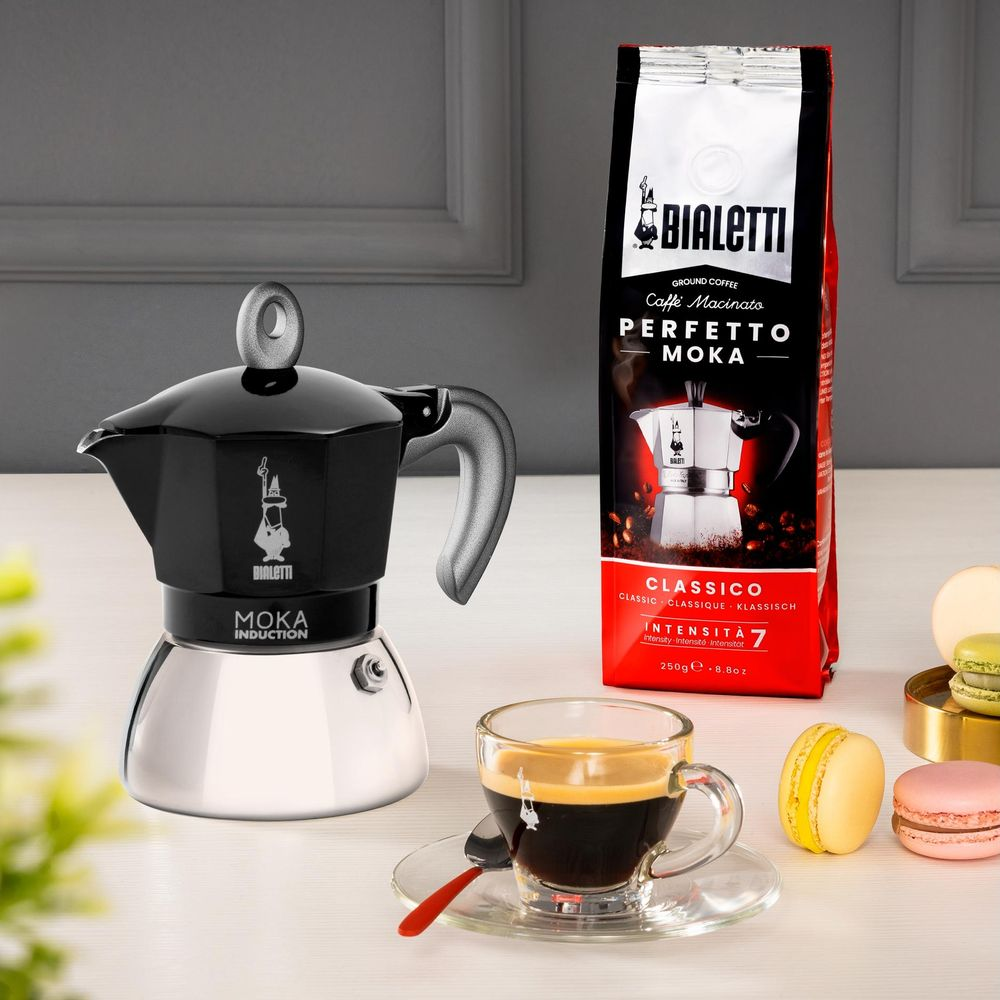Kawiarka Bialetti Moka Indukcja, torebka kawy, filiżanka espresso i makaroniki.