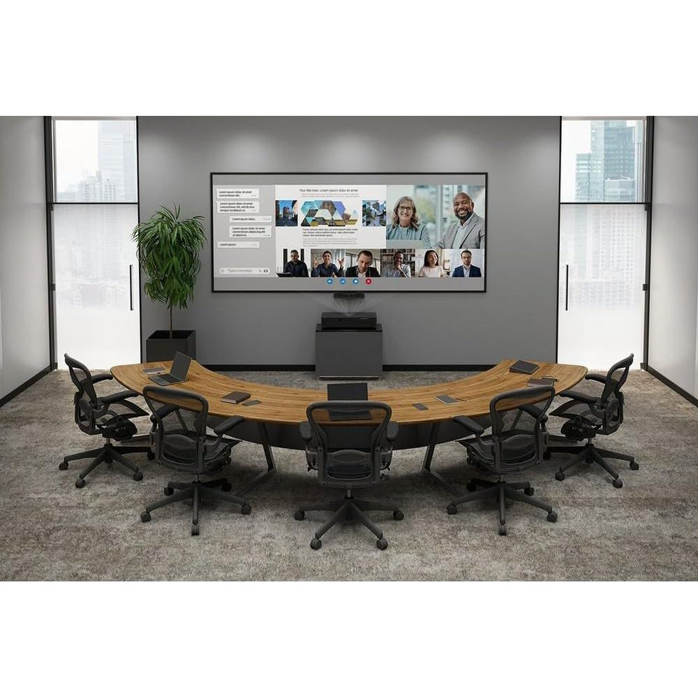 Sala konferencyjna z dużym owalnym stołem, krzesłami, projektorem i ekranem wyświetlającym wideokonferencję.