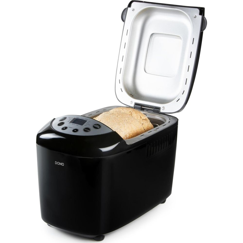 Schwarzer Domo Brotbackautomat mit offenem Deckel und fertig gebackenem Brot.