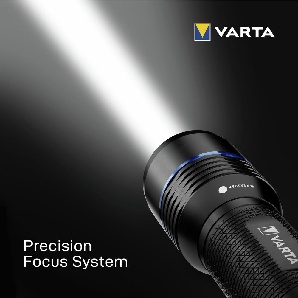 Linterna Varta negra con función de enfoque y haz de luz brillante.