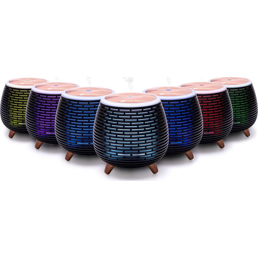 Sette diffusori di aromi con basi in legno e luci colorate, su sfondo bianco.