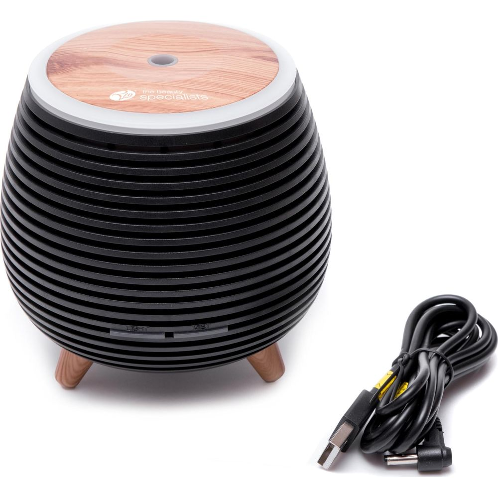 Un diffusore nero con parte superiore effetto legno e un cavo nero su sfondo bianco.
