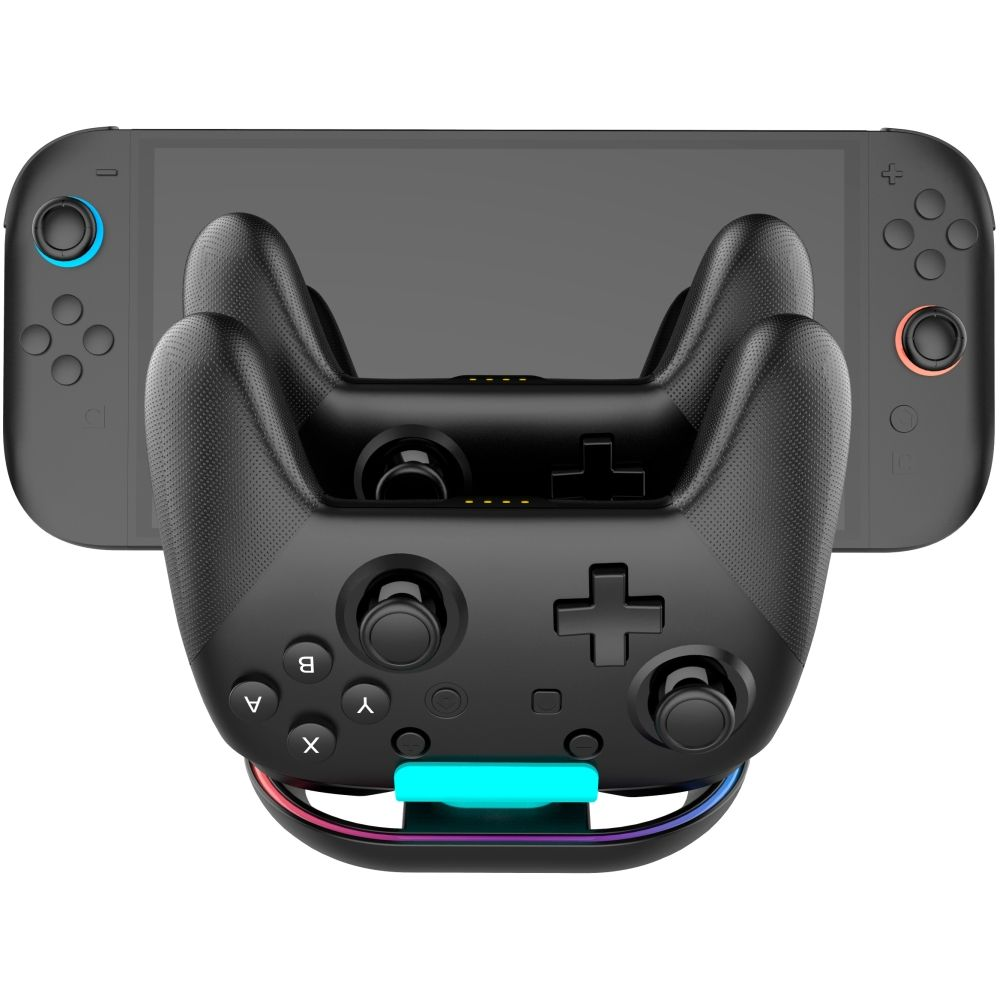 Un controller nero con un Nintendo Switch sullo sfondo.