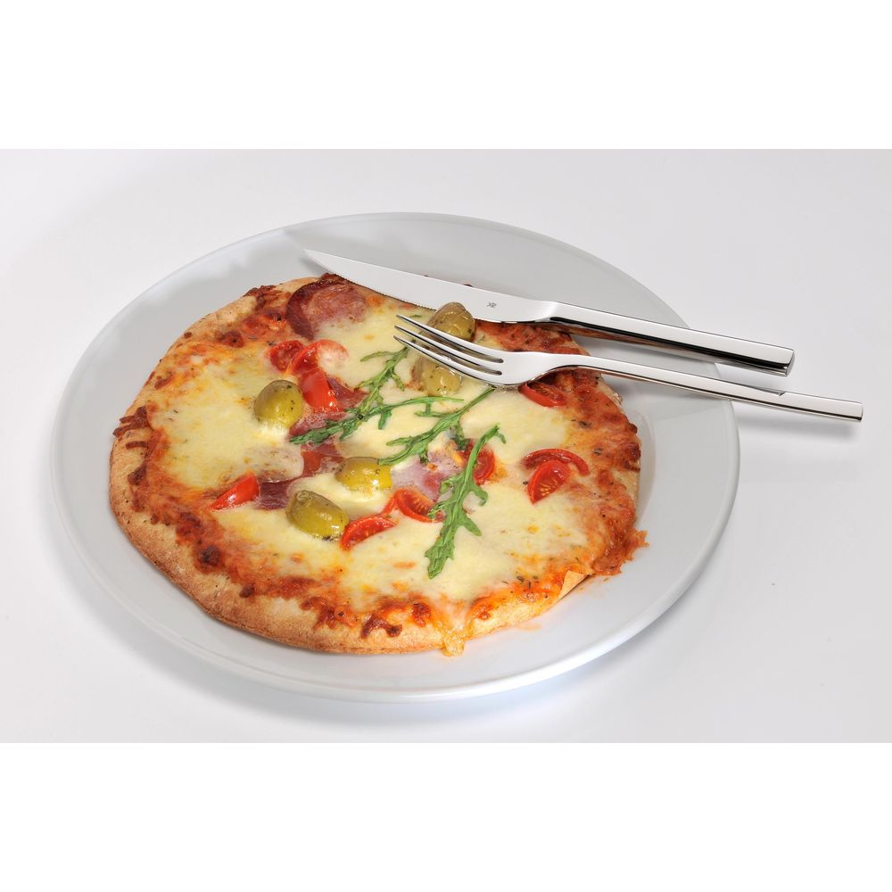 Eine Pizza mit Käse, Oliven und Tomaten auf einem Teller mit Messer und Gabel.