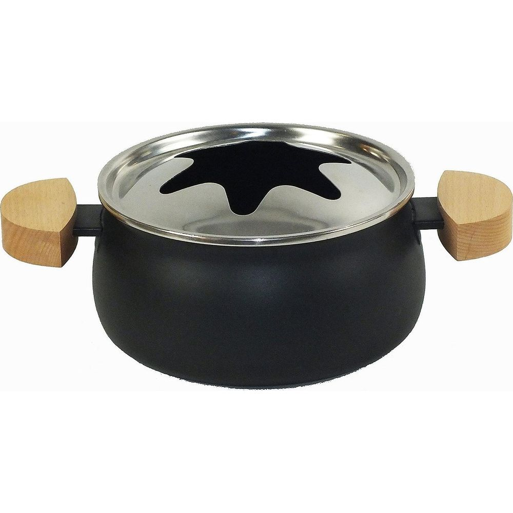 Czarny garnek z drewnianymi uchwytami i pokrywką z wycięciem w gwiazdę.