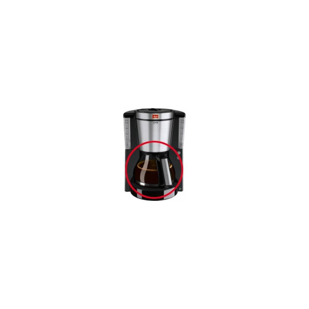 Une cafetière avec une verseuse en verre, remplie de café brun.
