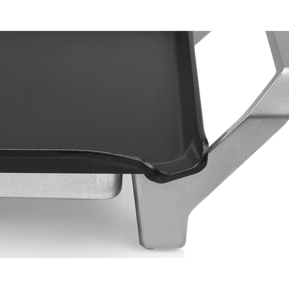 Eine Nahaufnahme einer elektrischen Grillplatte mit silbernen Metallbeinen.