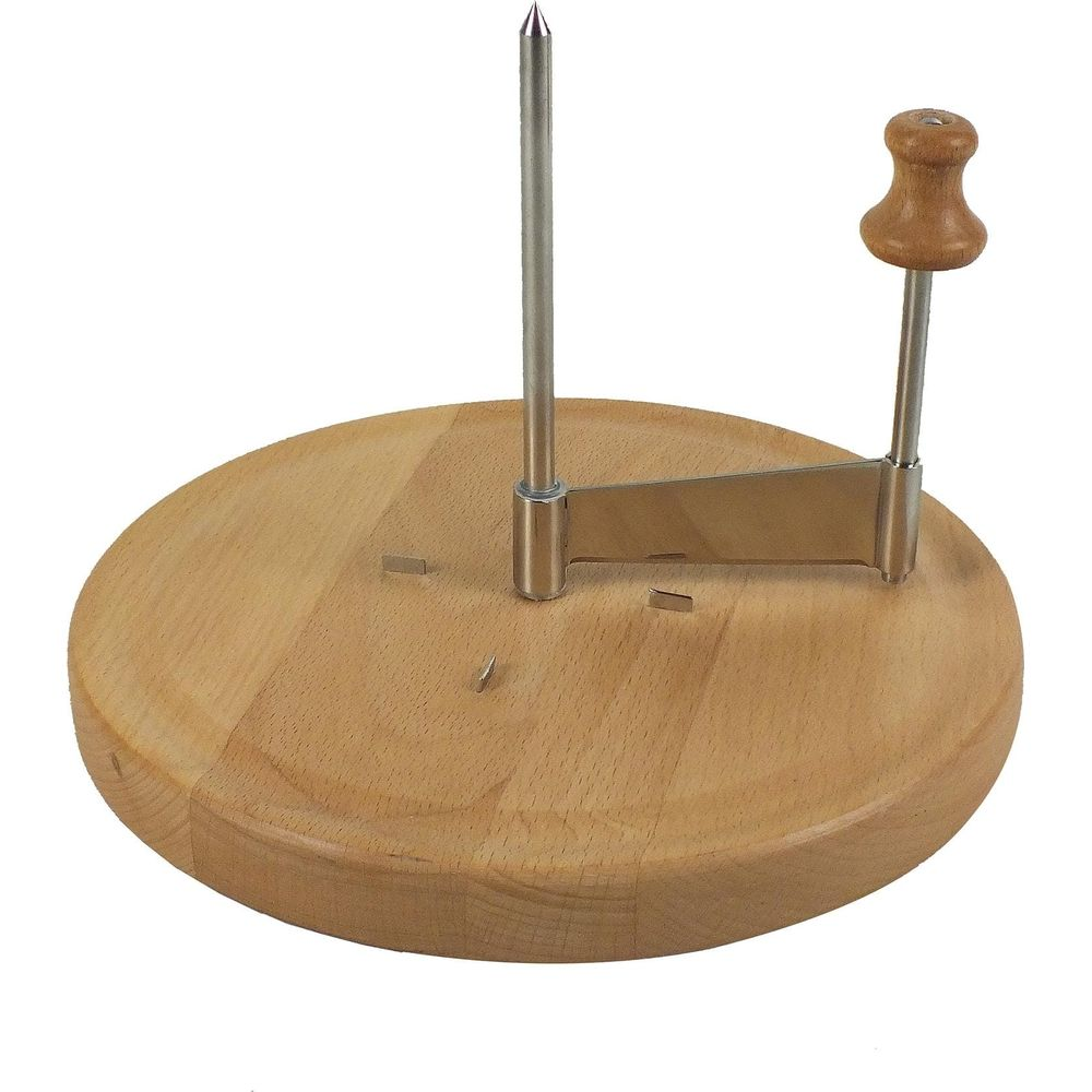 Holzplatte mit Metallschneidvorrichtung und Griff.